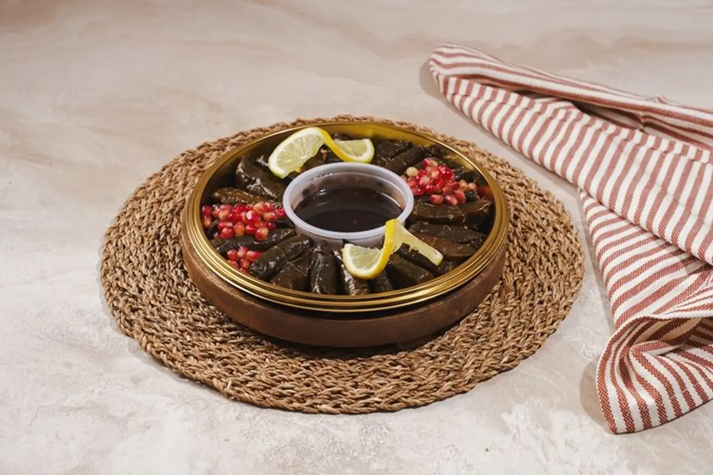 علبة ورق عنب وسط