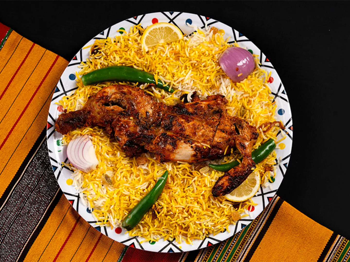 نص دجاج مشوي بالفحم مع رز شعبي