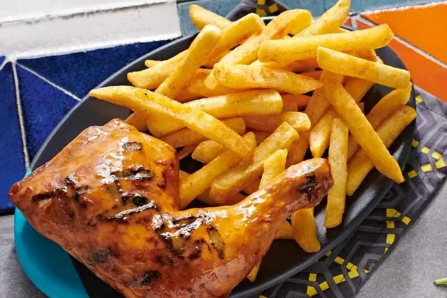 ربع دجاجة مع طبق جانبي عادي واحد