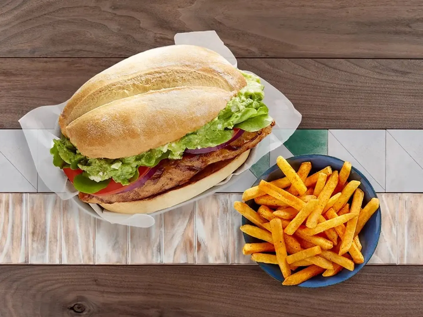 أفوكادو مهروس مع جبنة فيتا مع طبق جانبي عادي