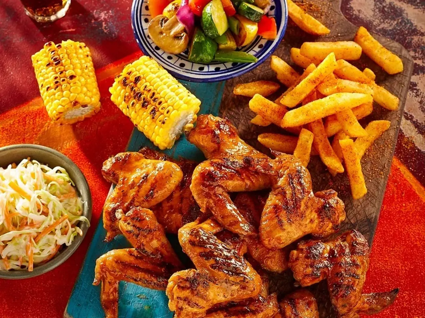 طبق أجنحة دجاج مع 4 أطباق جانبية عادية