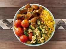 كبد دجاج مع خضار وأرز حار
