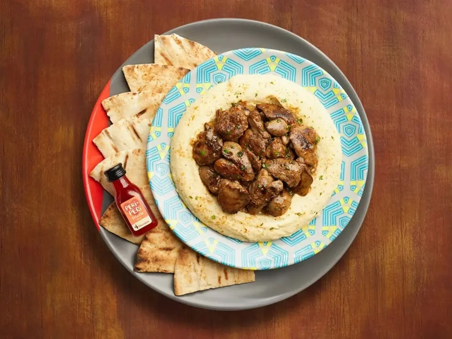 حمص مع كبد دجاج وصلصة بيريدريزل