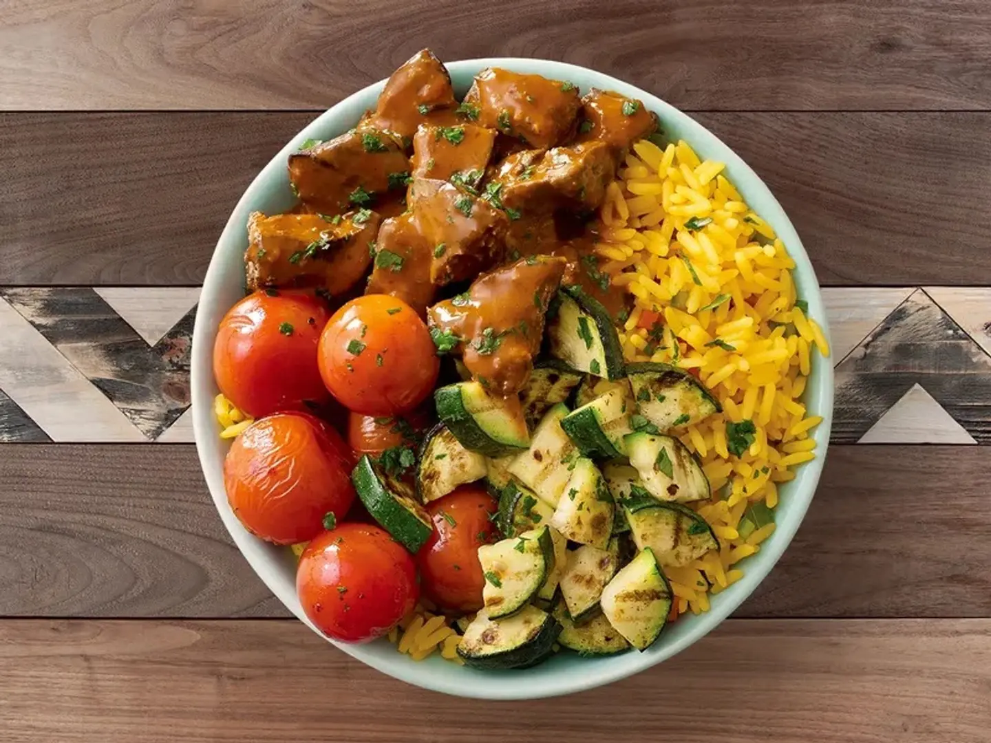 كبد دجاج مع خضار وأرز حار