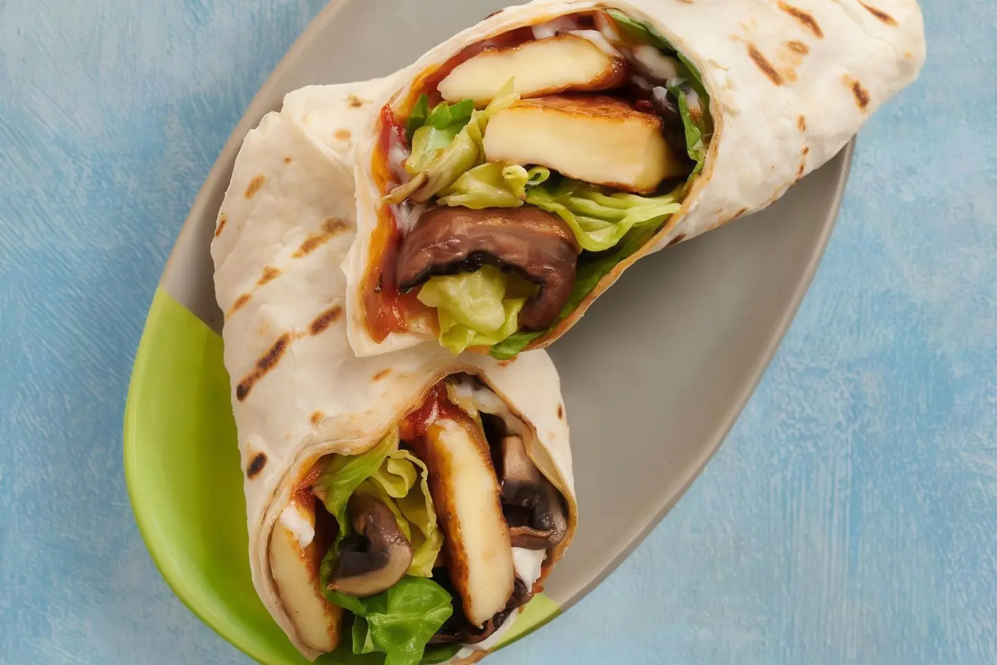 لفائف حلومي بالفطر مع طبق جانبي عادي