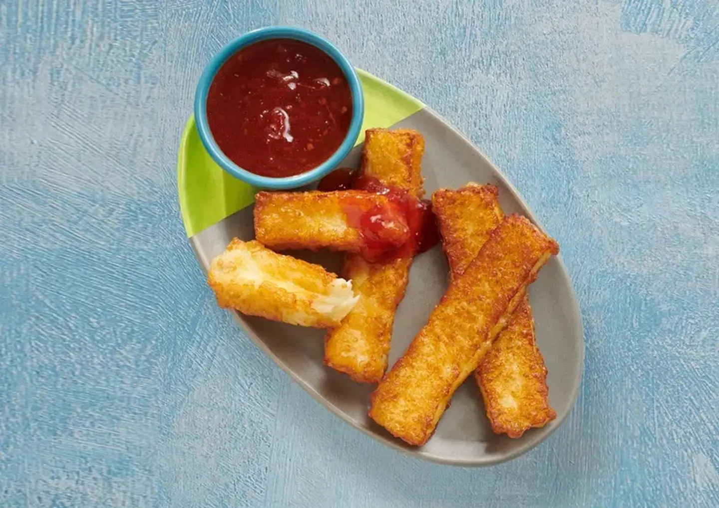 أصابع حلومي مع مربى الفلفل الحار