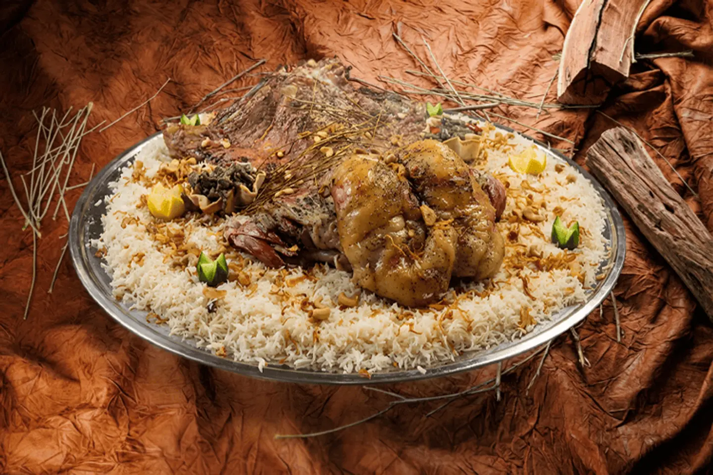ذبيحة نعيمي حنيذ مدخن وسط مع الرز
