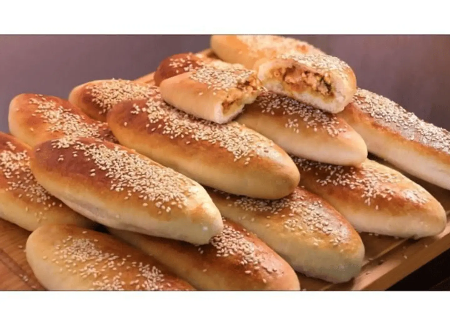 صحن فطائر مشكلة نص دجاج - نص فلافل