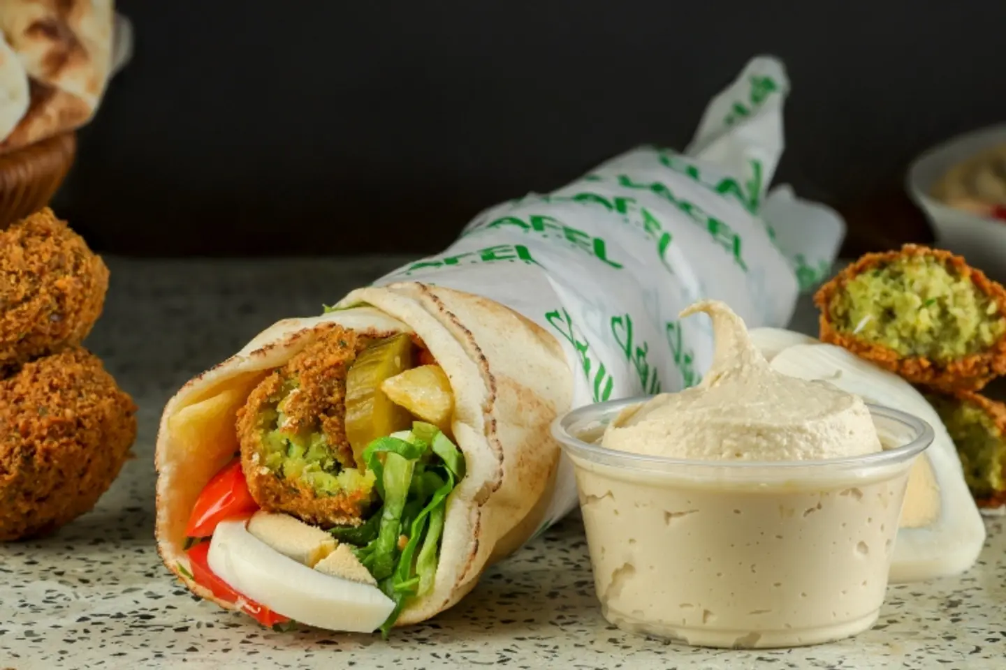 ساندويتش فلافل مع حمص