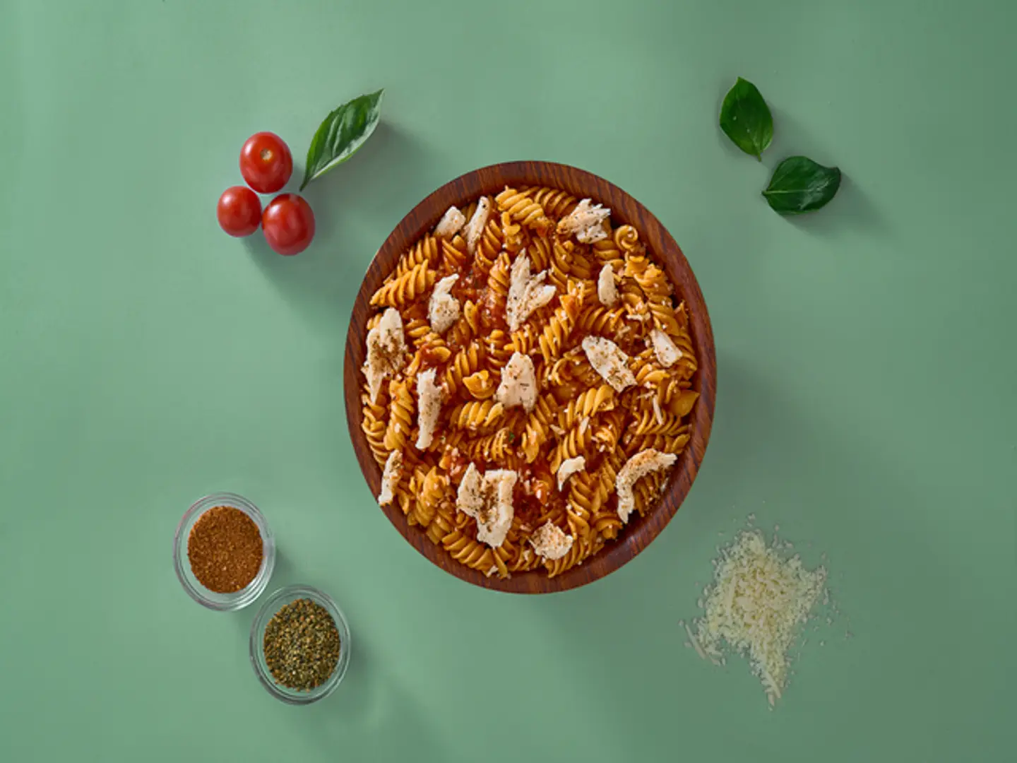 فوسيلي باستا بالدجاج وصوص الطماطم الكريمي