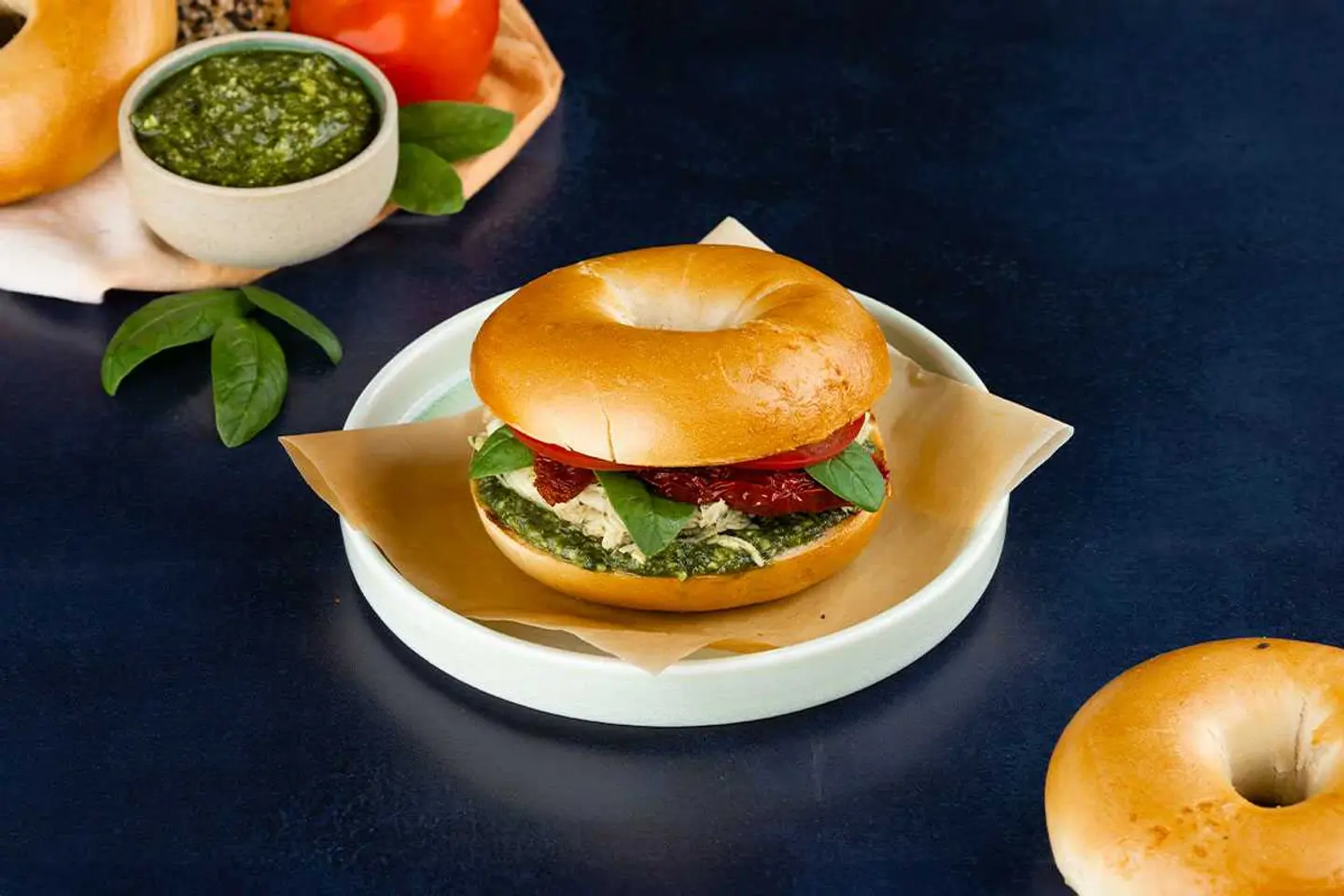 بيجل الدجاج بالبيستو