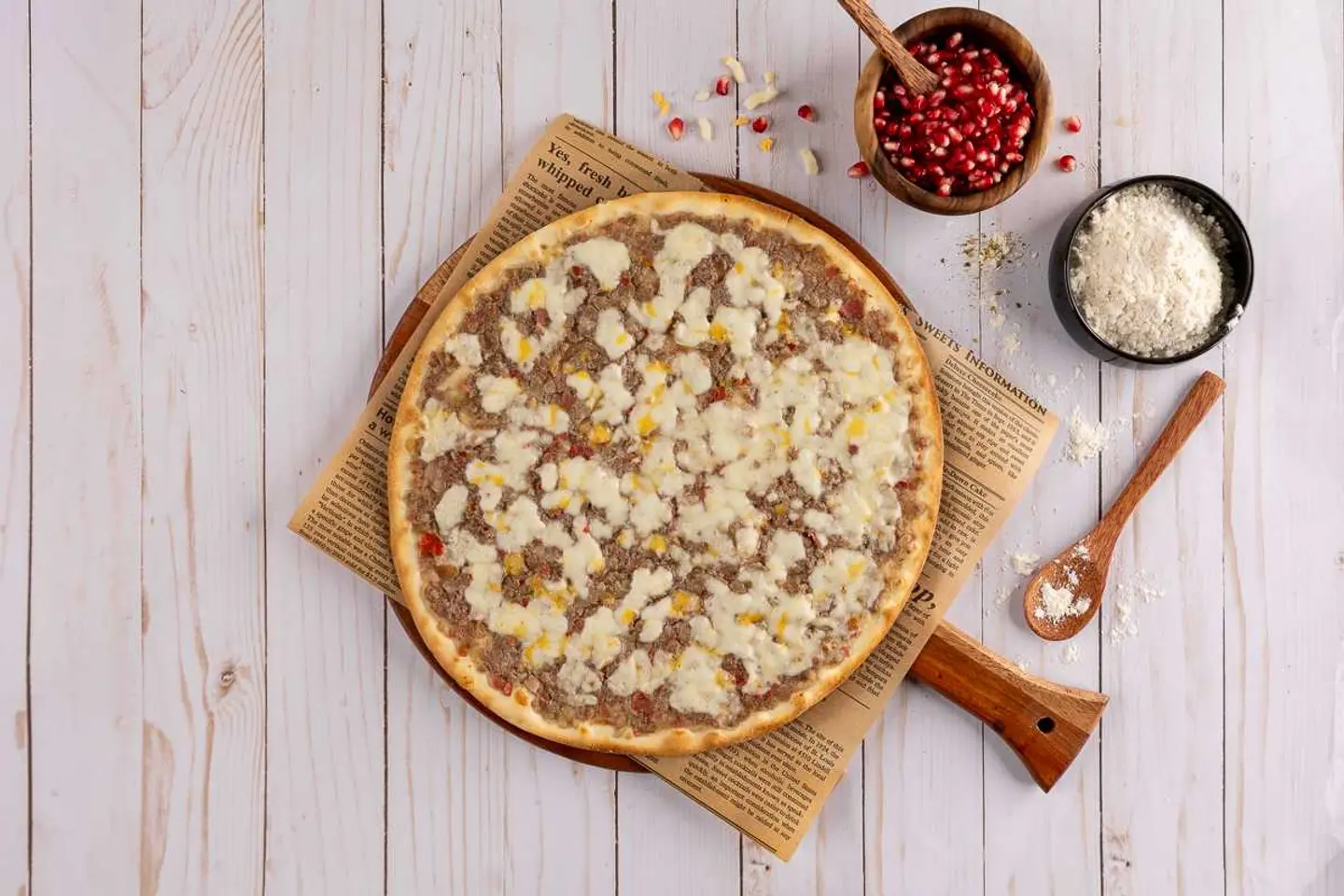 مناقيش لحم بعجين وجبنة