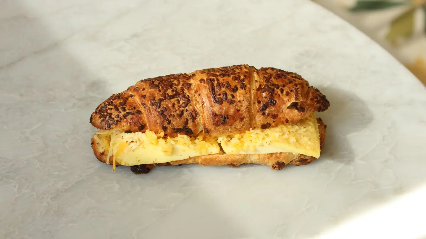 Egg & Cheddar Croissant (New)