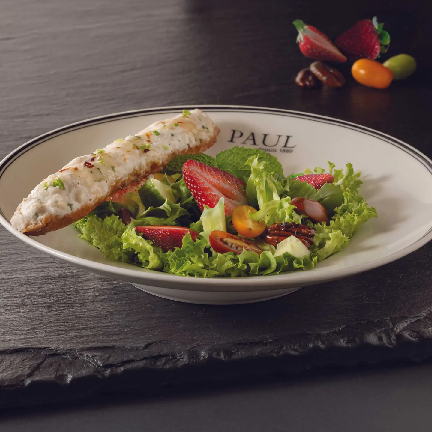 سلطة جبن الماعز و الفراولة