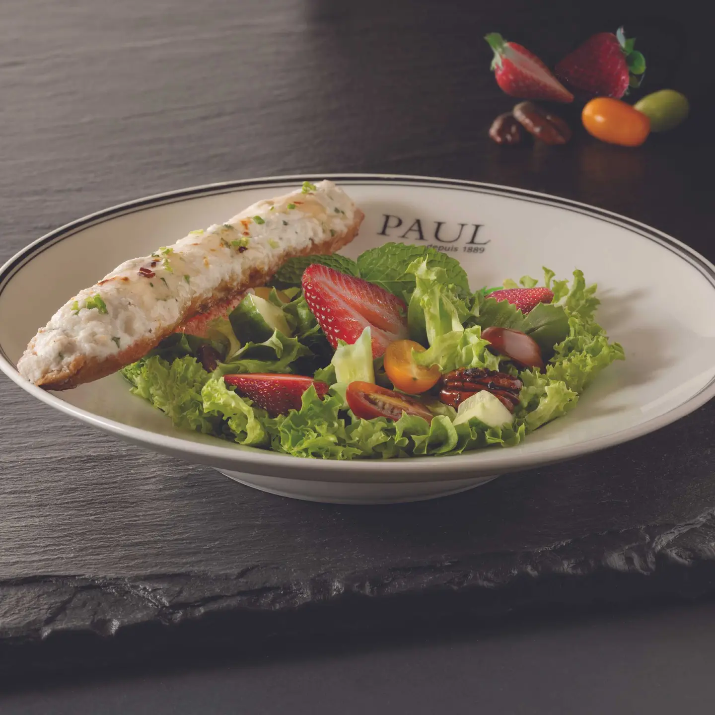 سلطة جبن الماعز و الفراولة