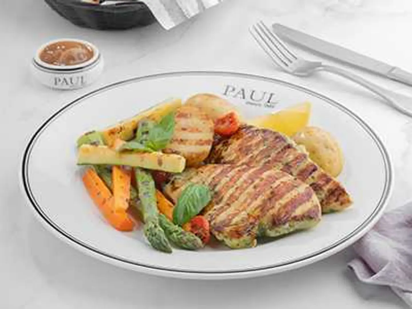 اشترى دجاج مشوى صحى والثانى