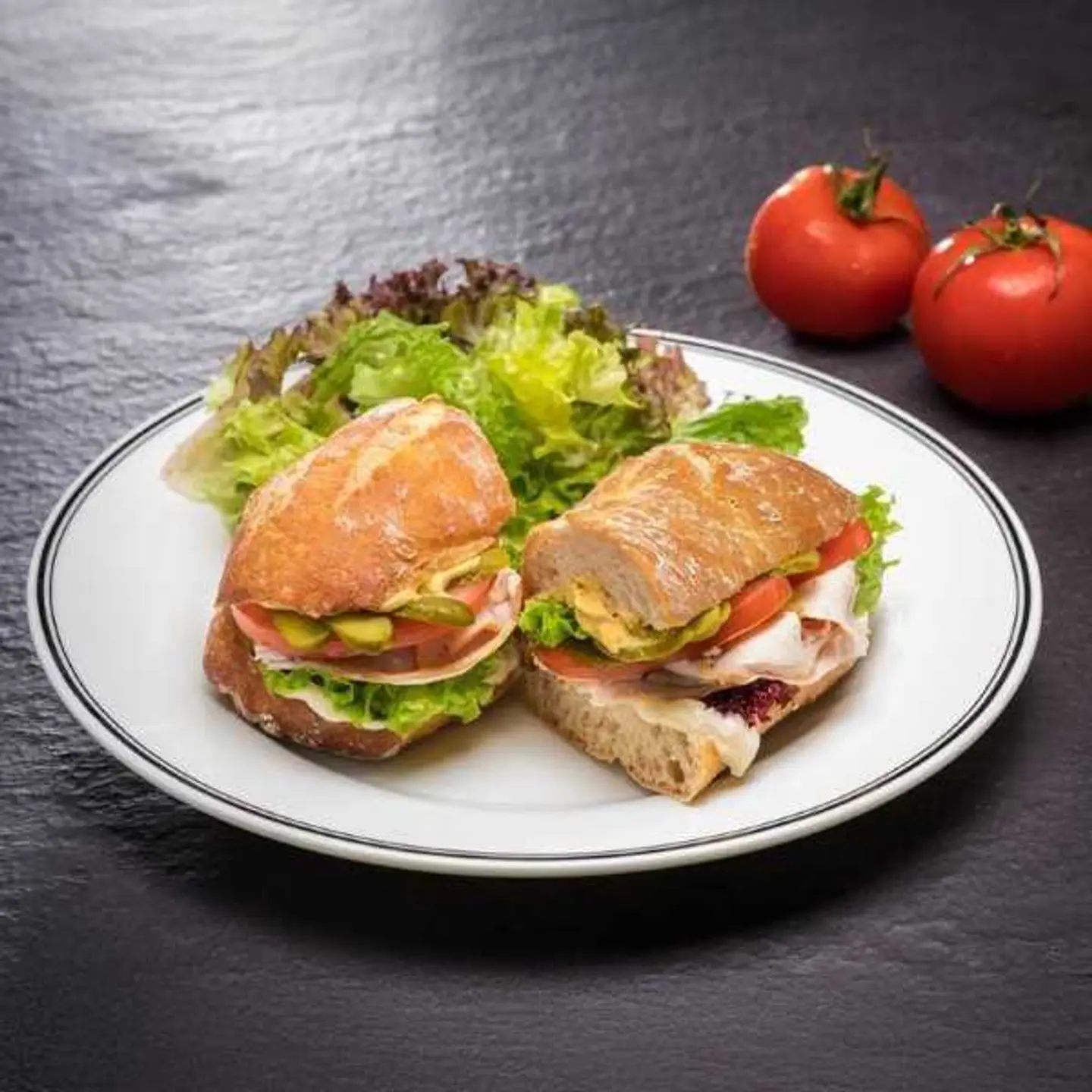 اشترى سندويش حبش مدخن مع الجبن واثانى مجانا