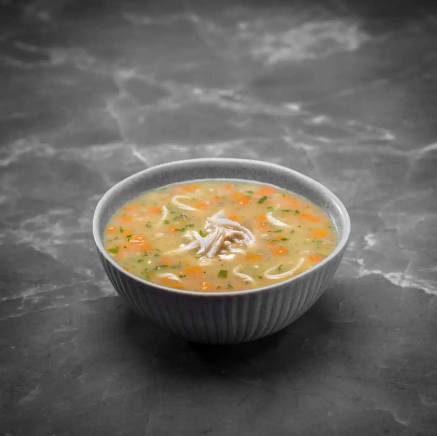 شوربة دجاج و نودلز