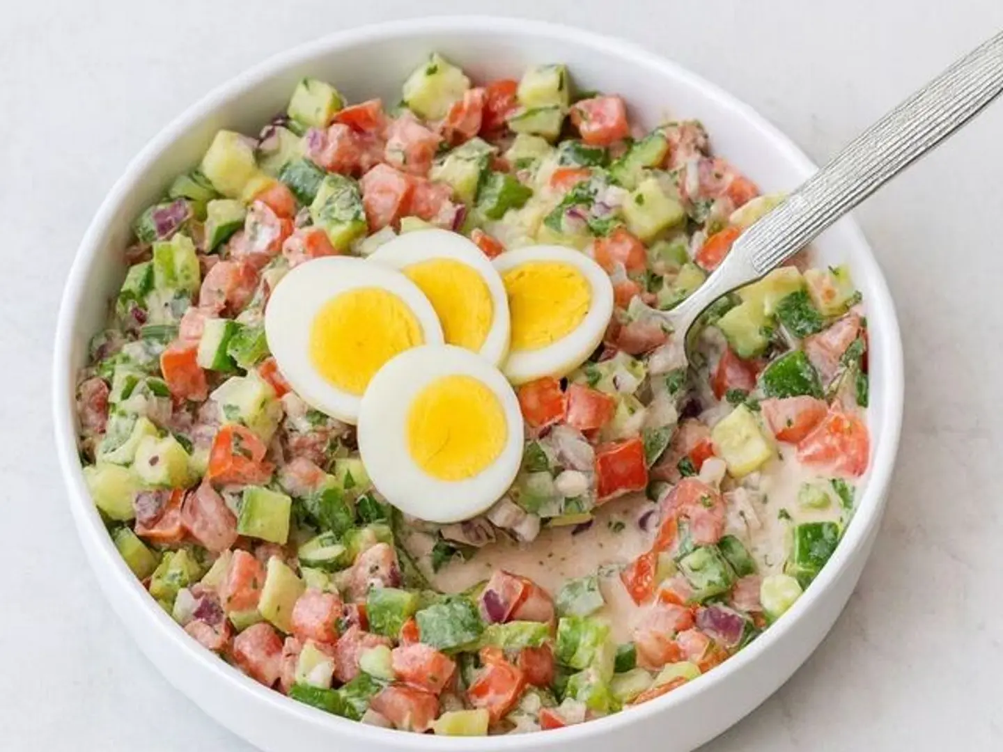 سلطة طحينة بالخضار والبيض