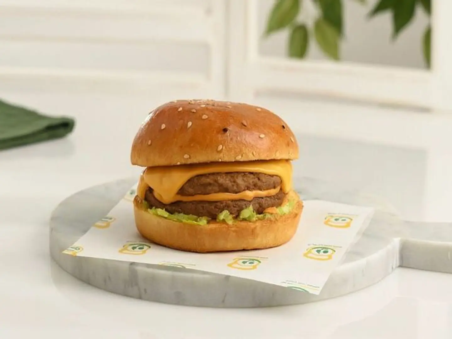 برجر لحم دبل بخبز البطاطس ١٥٠ جم