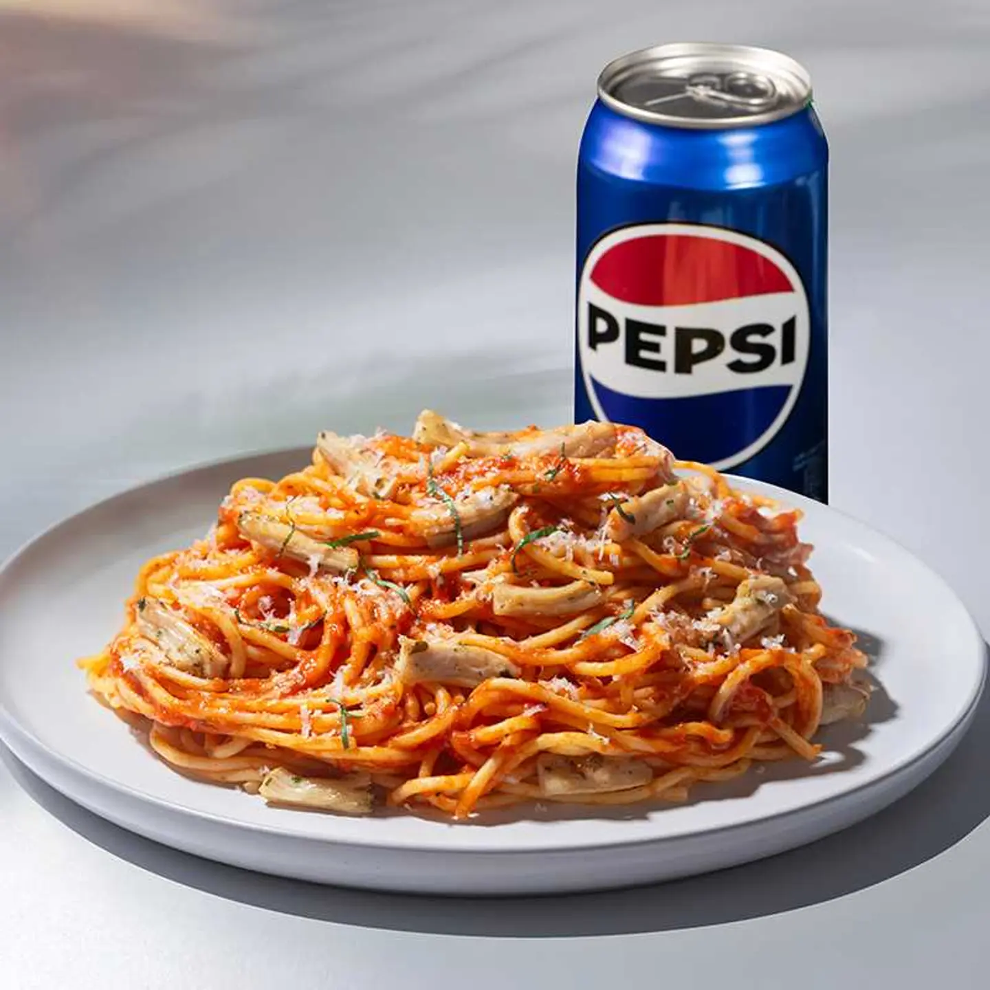 باستا بالدجاج وإكليل الجبل مع مشروب