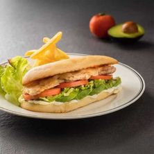 سندوتش دجاج مع افوكادو