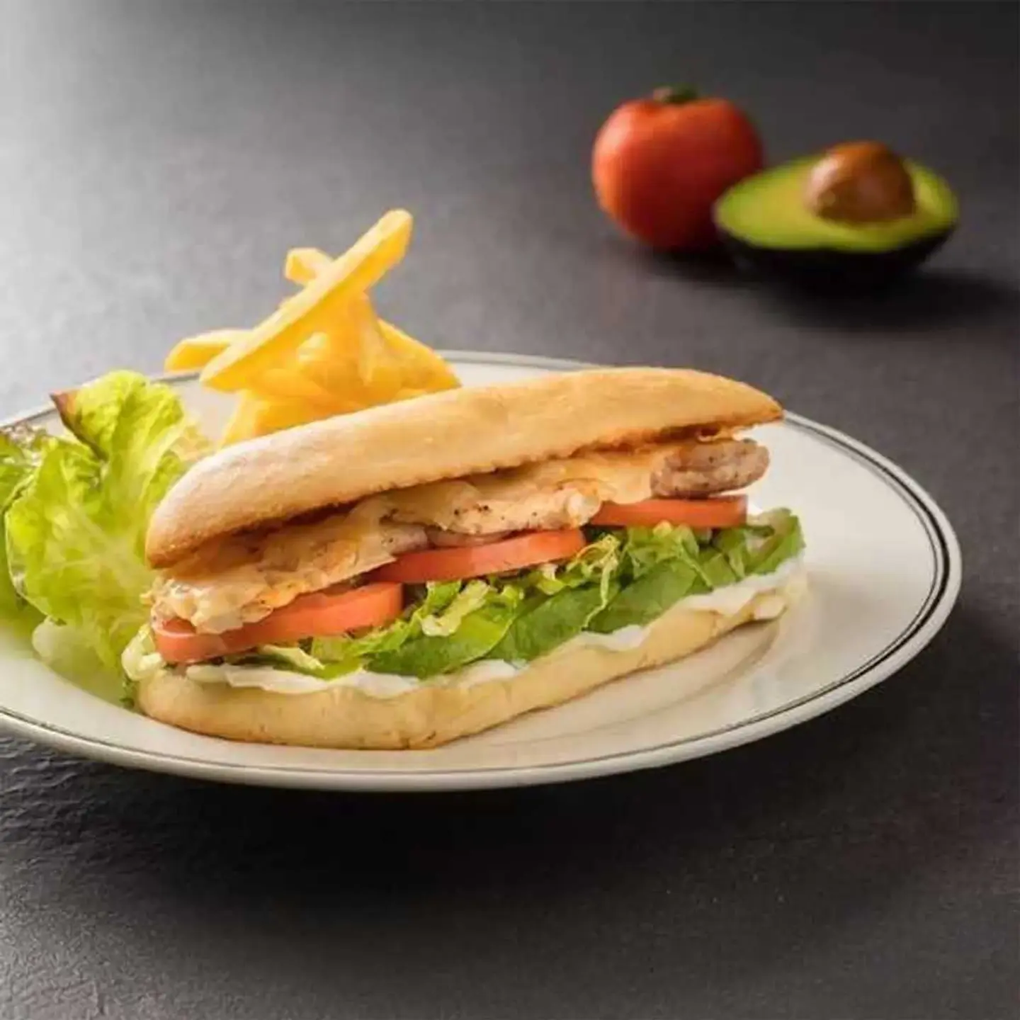 سندوتش دجاج مع افوكادو