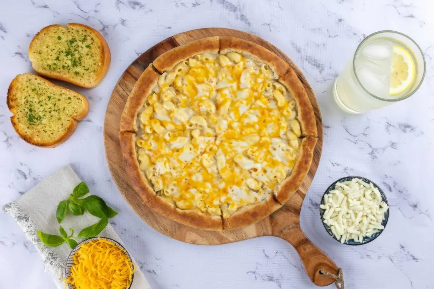 وجبة بيتزا وسط كلاسيكية لشخص واحد