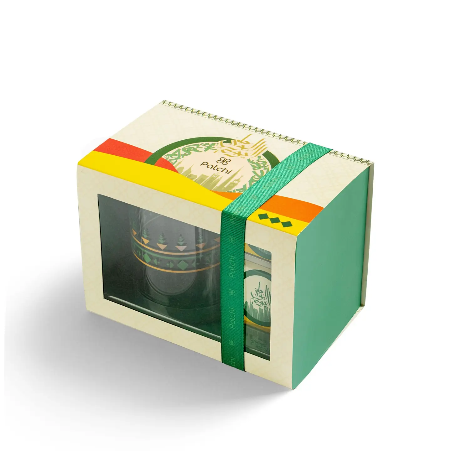 كوب اليوم الوطني السعودي مع قطعتين من الشوكولاتة