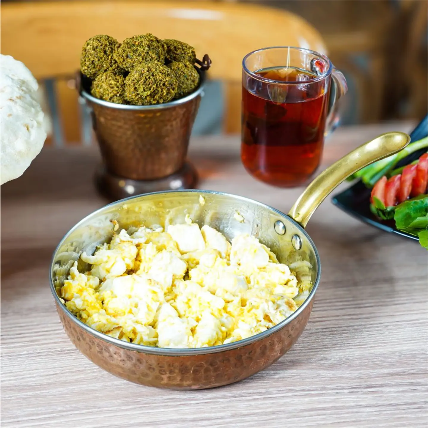 بيض مقلي مع جبنة بيضاء