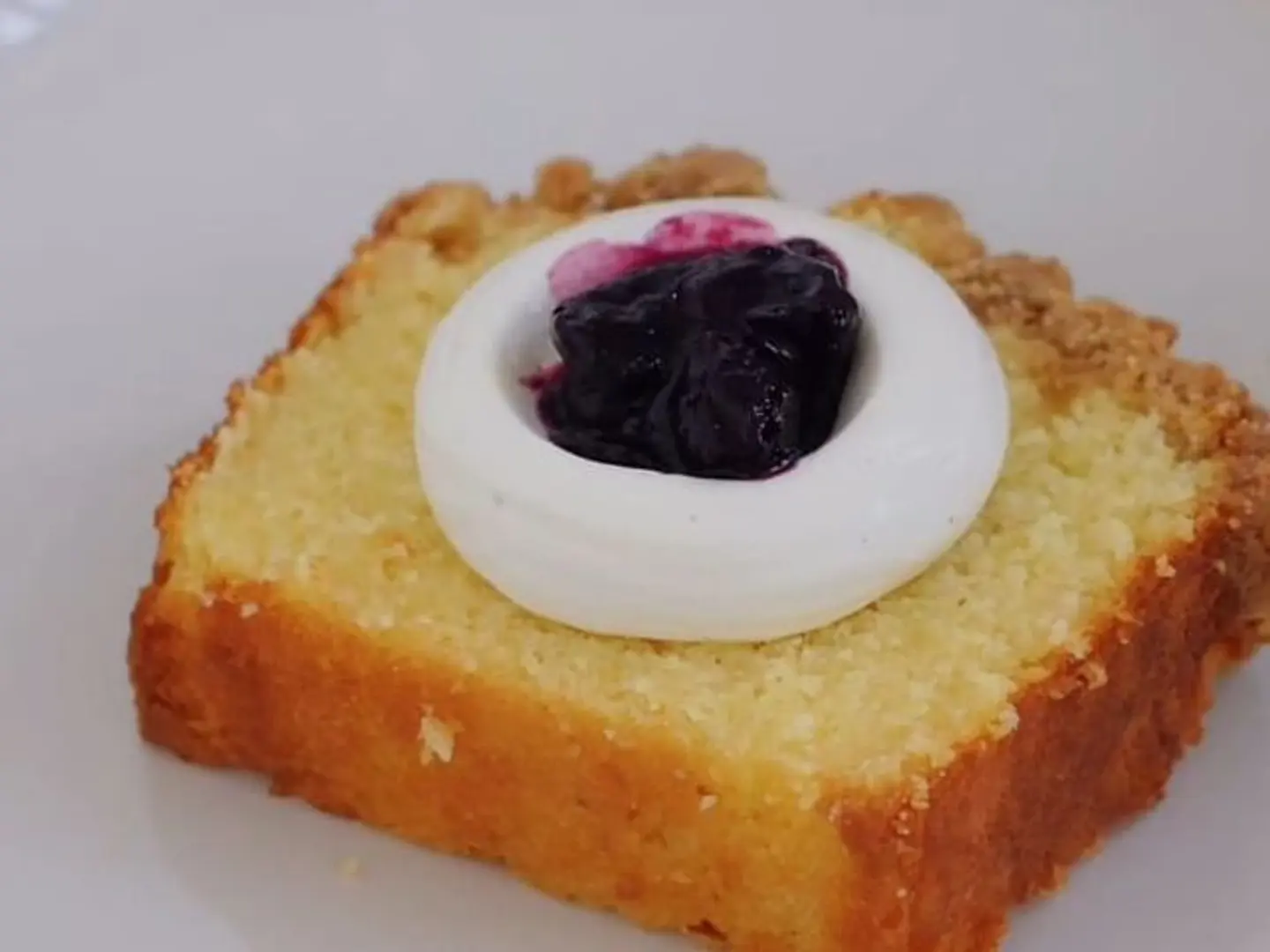 كيكة ليمون مع مربى التوت