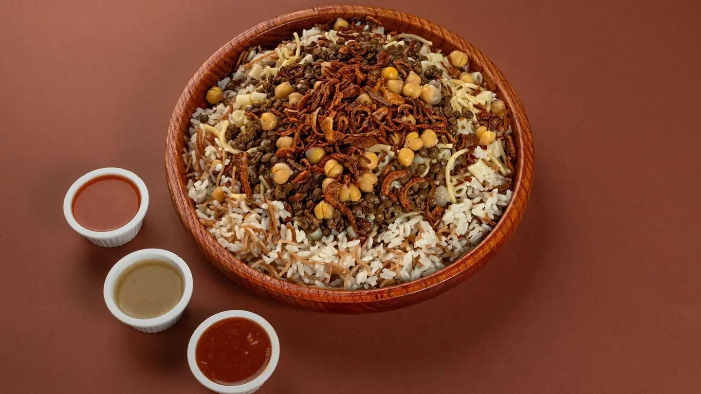 صحن كشري وسط