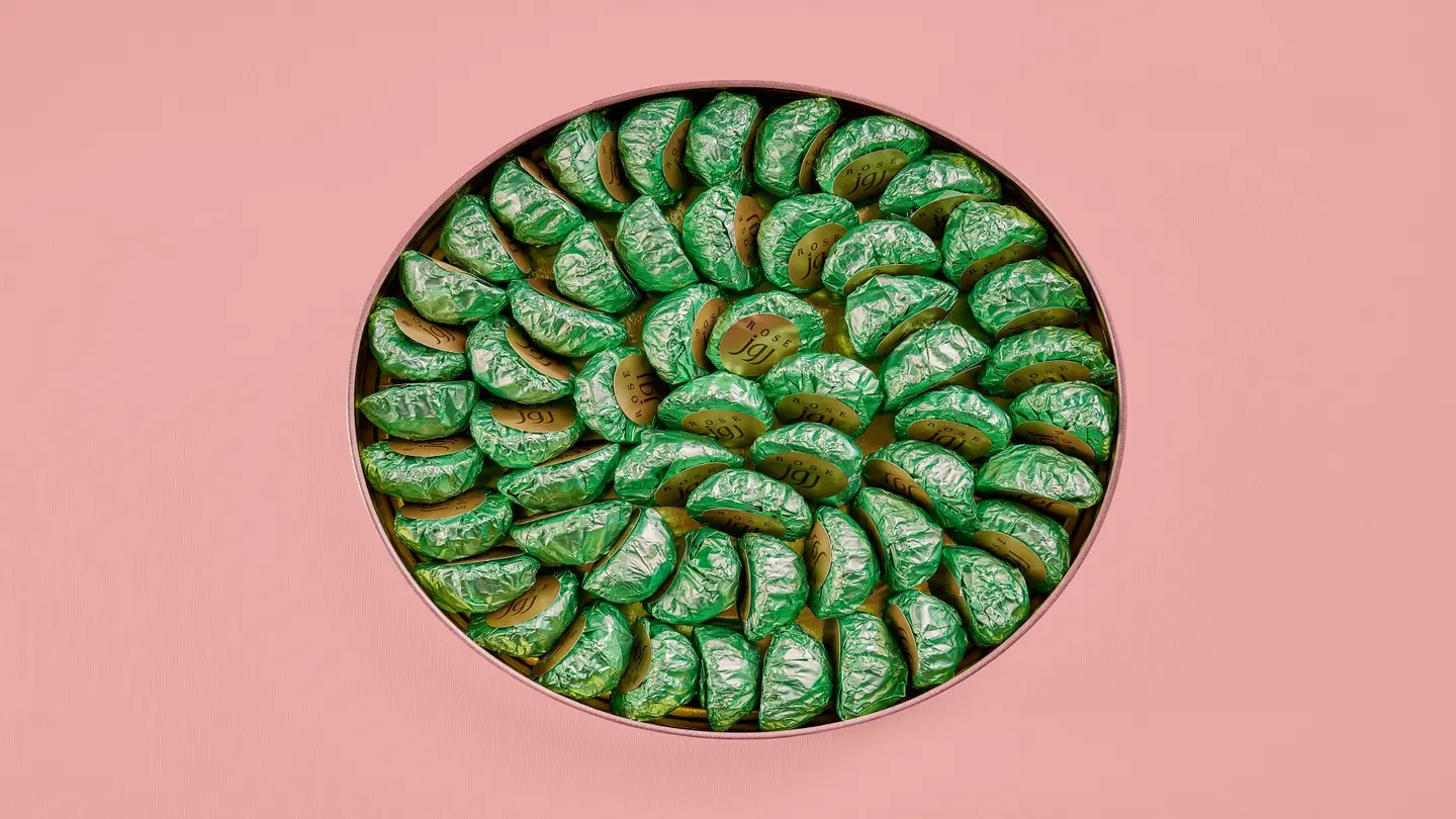 علبة معدن معمول بالفستق