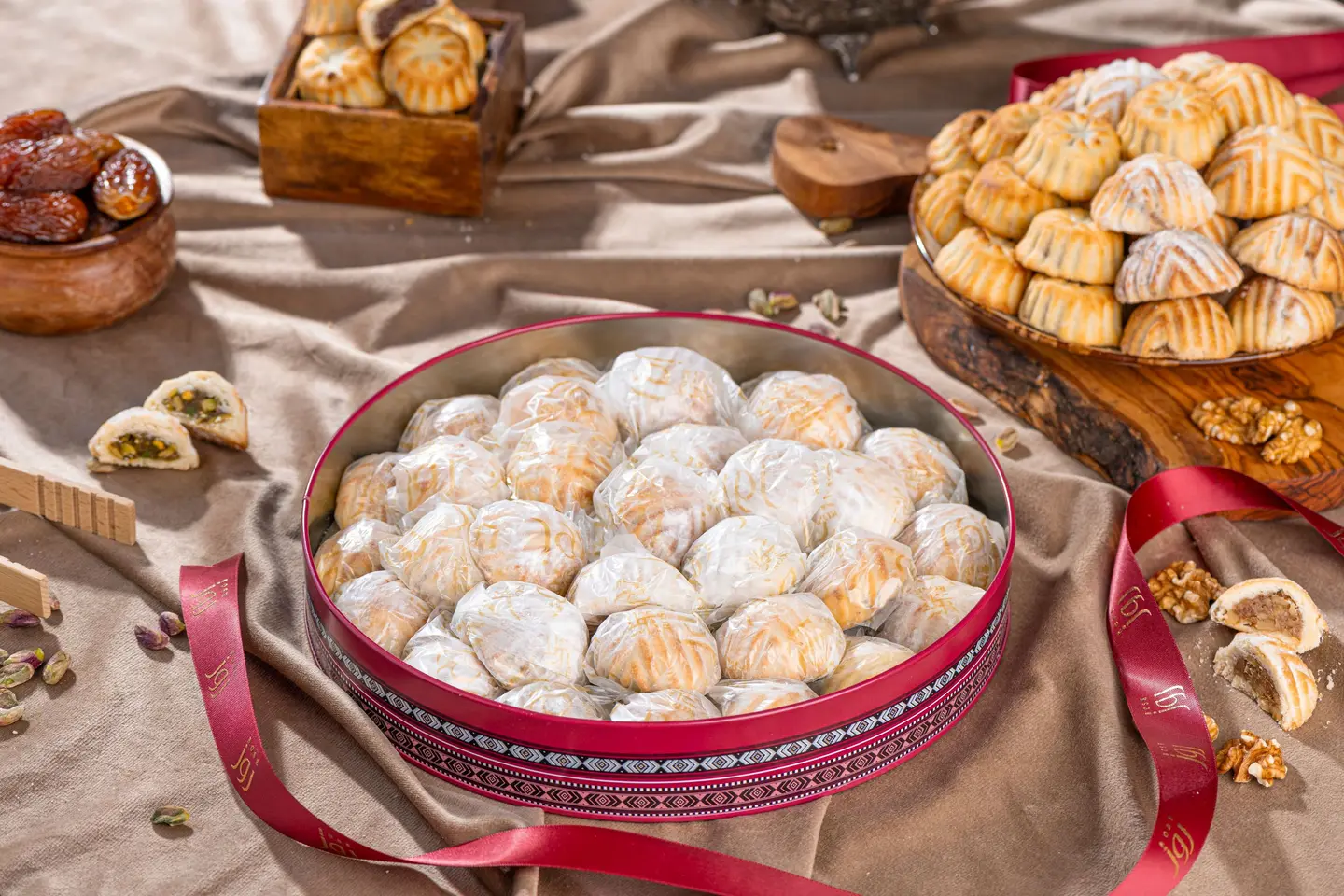 علبة معدن معمول بالجوز