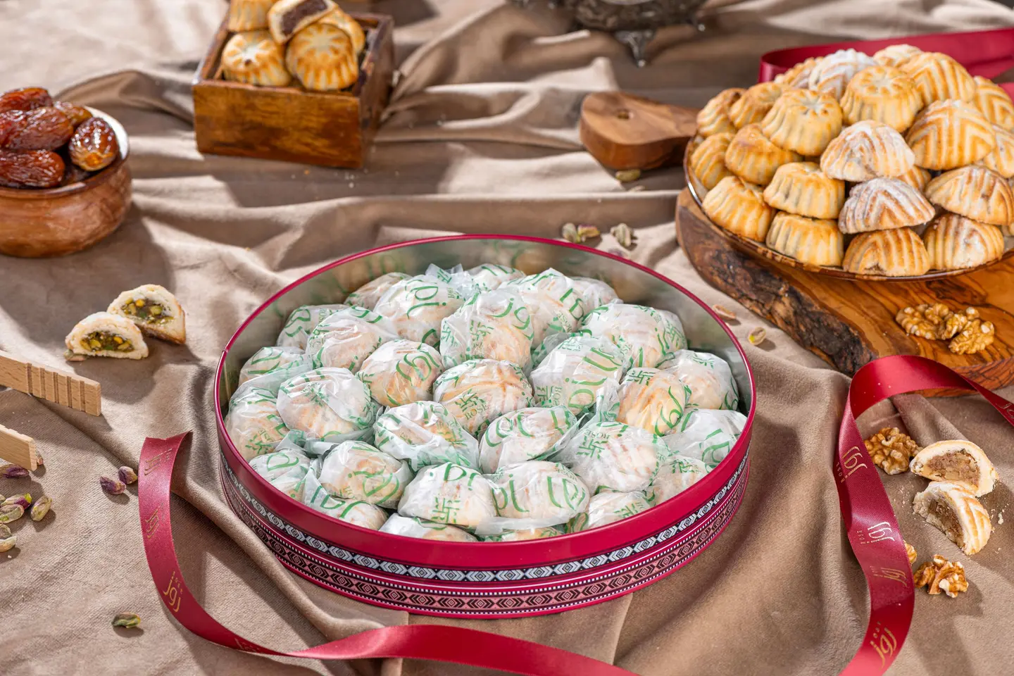 علبة معدن معمول بالفستق