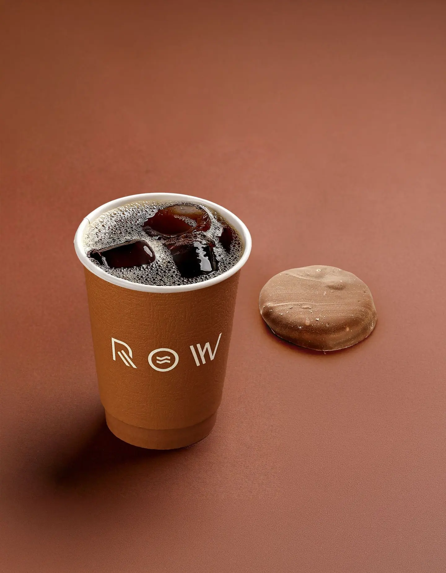 كوب القهوة المقطرة بارده مع كرانشي بايتس