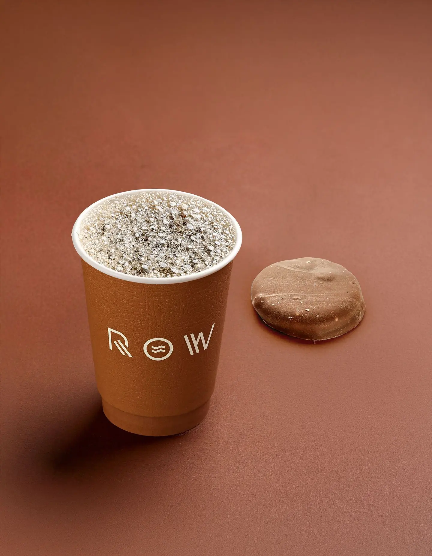 كوب القهوة المقطرة مع كرانشي بايتس