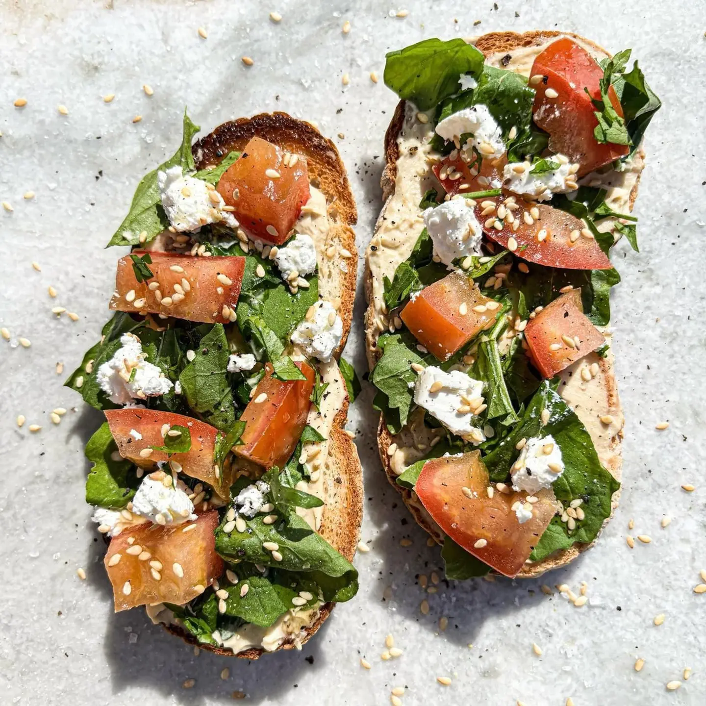 حمص وجرجير على توست