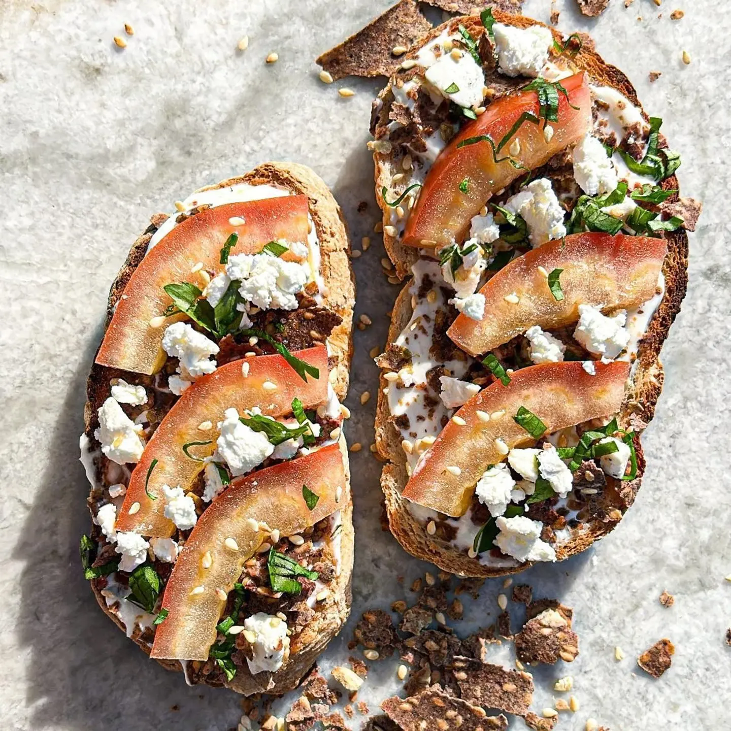 زبادي يوناني وزعتر على توست