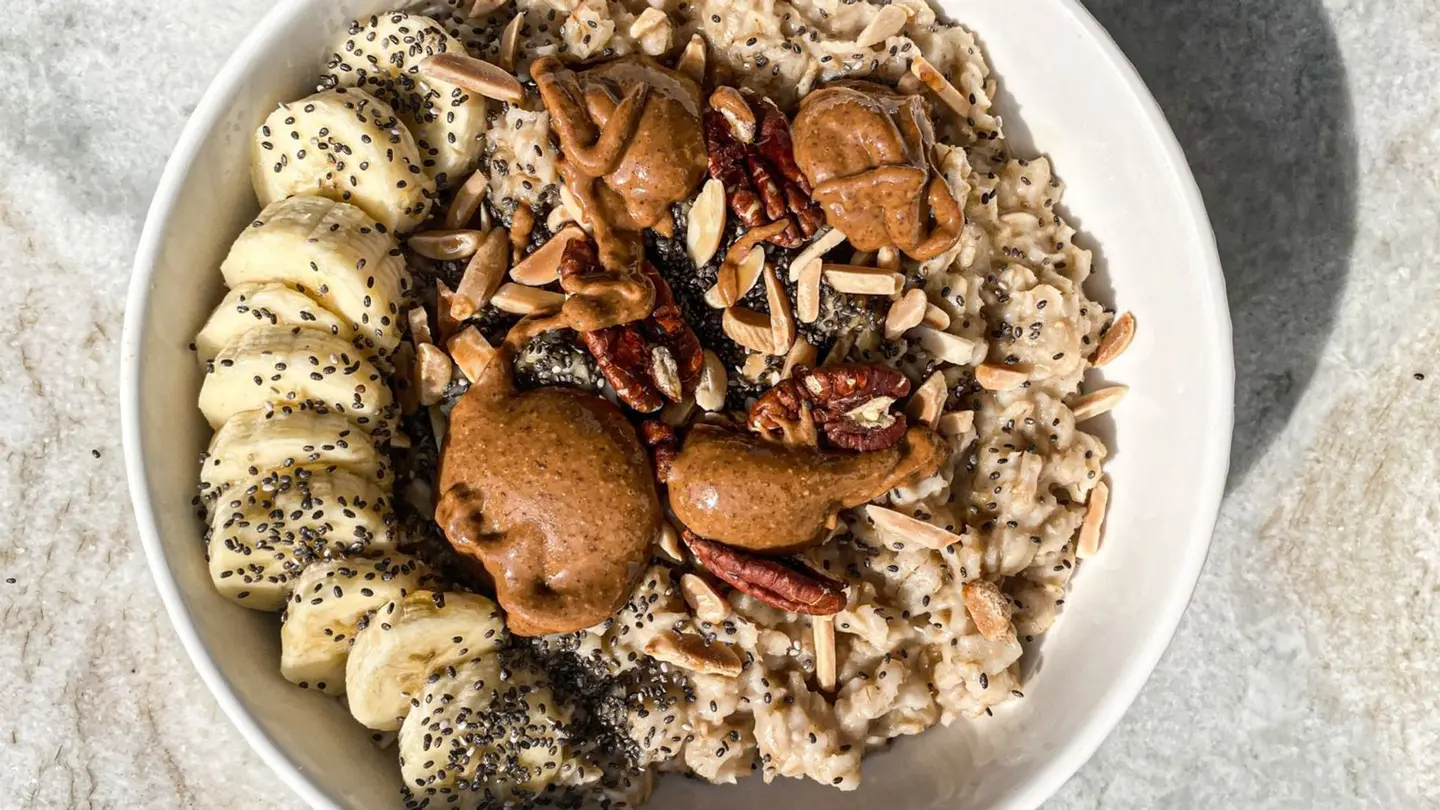 شوفان ساخن بالموز و زبدة اللوز