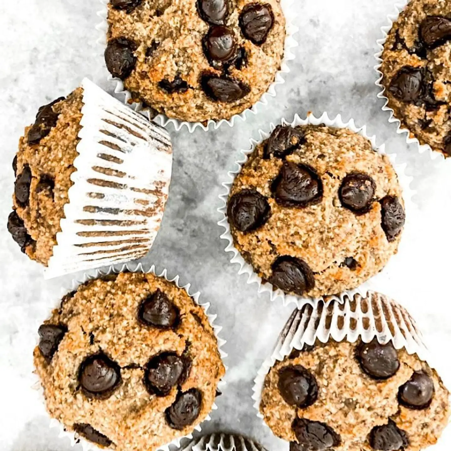 كب كيك اللوز و رقائق الشكولاتة