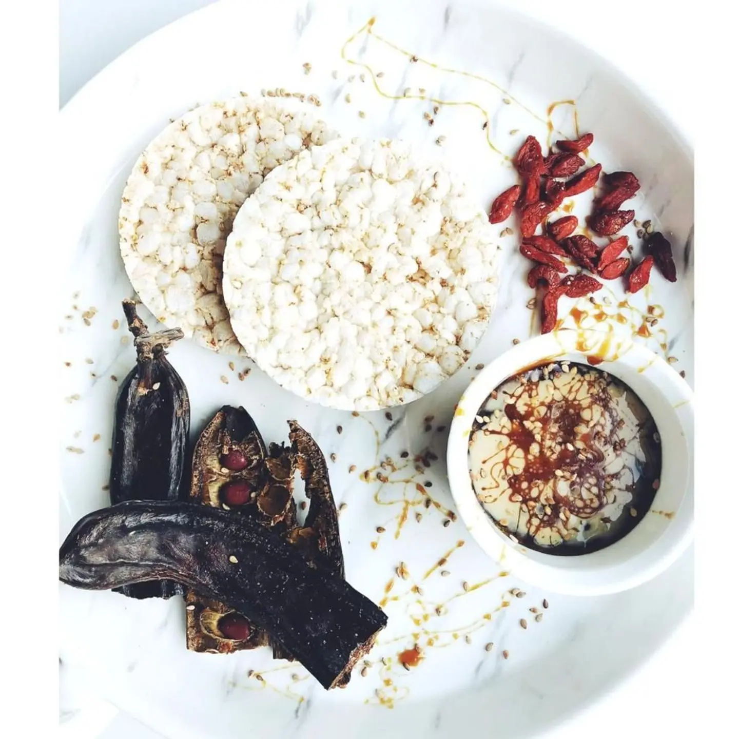 كعكة الارز + دبس و طحينة