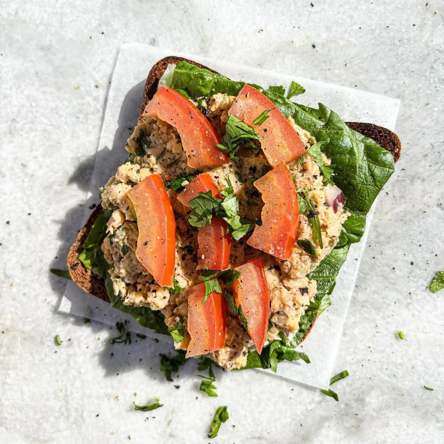 تونا نباتية على توست