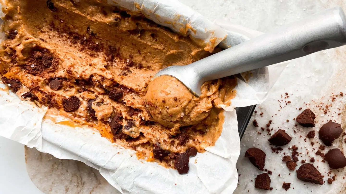 ايس كريم جوز الهند و زبدة الفول السوداني