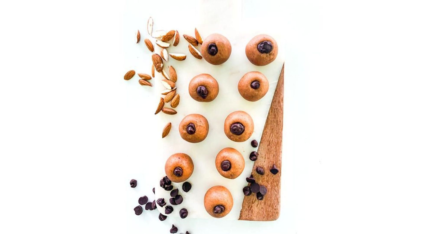 كرة زبدة اللوز