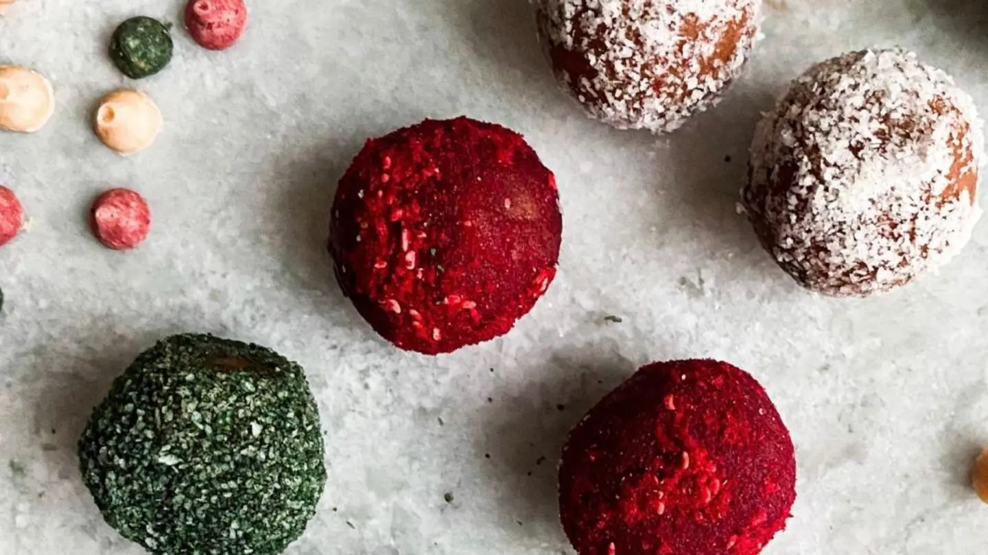 كرة زبدة اللوز بالفنفيتي