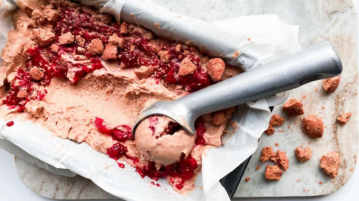 ايس كريم جوز الهند بالفراولة