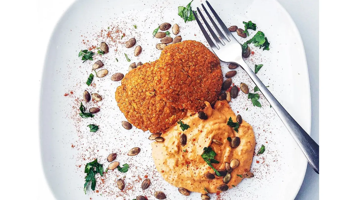 كينوا برغر مع الكركم + حمص بالفلفل