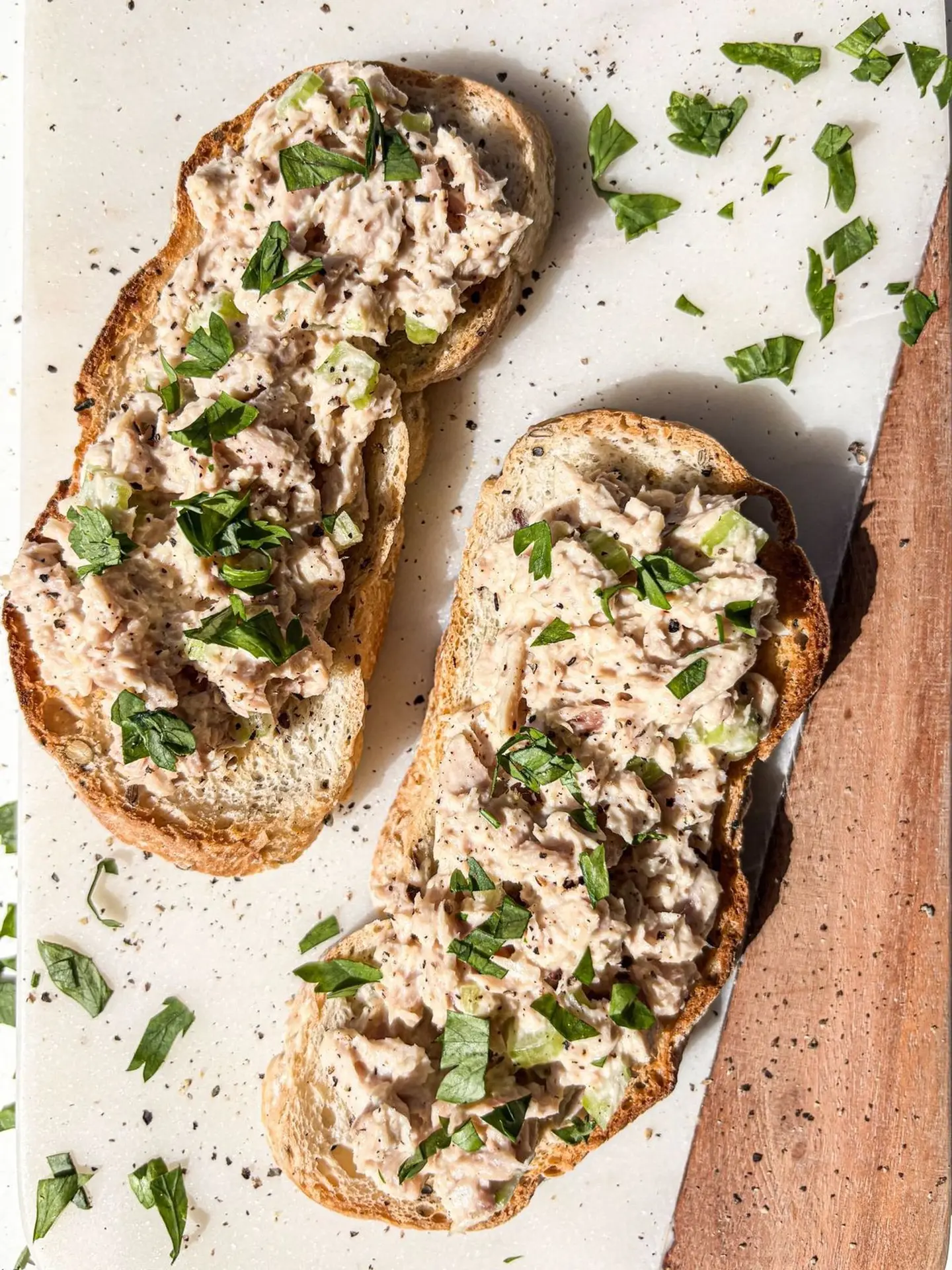 تونا عادية على توست