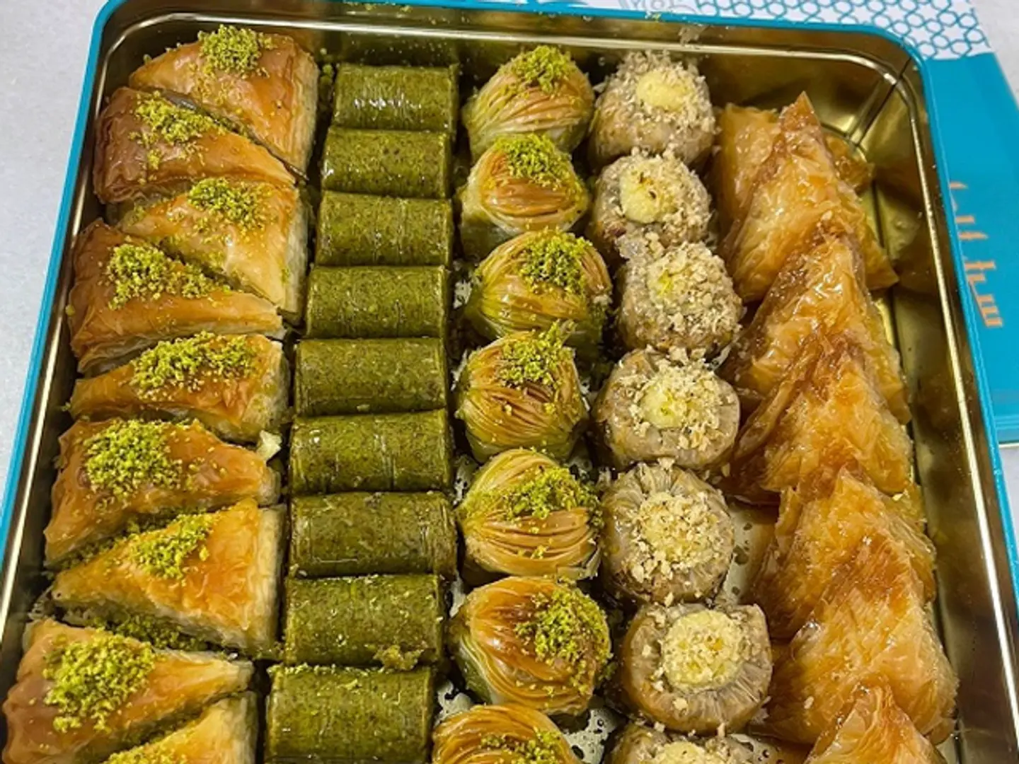 علبة حلويات مشكل